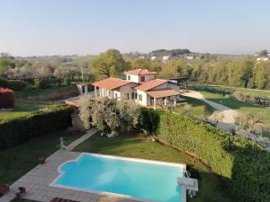 an aerial view of a house with a swimming pool at Le Vecchie Scuderie in Passo Corese