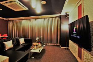 HirabariにあるHOTEL O2 -Adult Only-のリビングルーム(黒いソファ、テレビ付) +37枚の写真