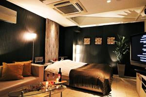 HirabariにあるHOTEL O2 -Adult Only-のソファとベッドのあるリビングルーム