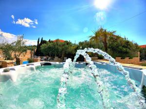 ein Springbrunnen in einem Schwimmbecken in der Unterkunft Apartment in Murter with Pool and Sea Views in Murter