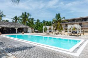 加利紐斯的住宿－Amagali Pousada，棕榈树度假村的游泳池