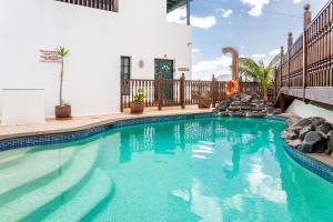 Swimmingpoolen hos eller tæt på Casa Lili - Shared Pool - Close to Seafront Promenade - Sea Views from upper terrace