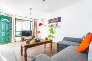 Et tv og/eller underholdning på Casa Lili - Shared Pool - Close to Seafront Promenade - Sea Views from upper terrace