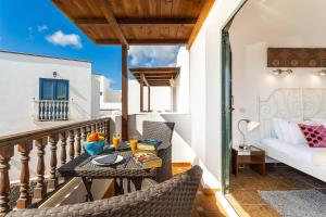 En balkon eller terrasse på Casa Lili - Shared Pool - Close to Seafront Promenade - Sea Views from upper terrace