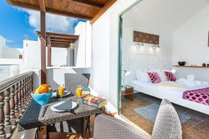 Et opholdsområde på Casa Lili - Shared Pool - Close to Seafront Promenade - Sea Views from upper terrace