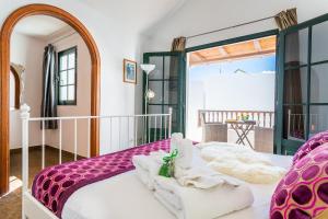 En eller flere senge i et værelse på Casa Lili - Shared Pool - Close to Seafront Promenade - Sea Views from upper terrace + 49 billeder