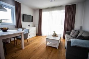 salon z kanapą i stołem w obiekcie Appartements Freiraum w Schladming