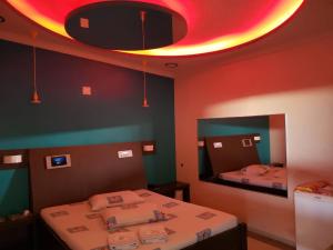 Cette chambre dispose de deux lits et d'un plafond rouge. dans l'établissement SP Hotel & Motel, à Mogi-Mirim