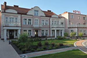 un gran edificio rosa con un hotel en Hotel Arkadia Royal, en Varsovia