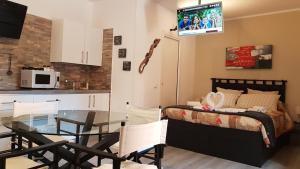 um quarto com uma mesa e uma cama e uma cozinha em Moro Dal Castel - Appartamento Al Moro em Castelnuovo del Garda