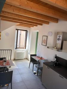 eine Küche mit einem Tisch und Stühlen im Zimmer in der Unterkunft La casa della Ada in Castelnuovo del Garda