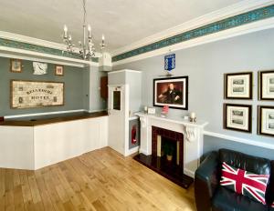 ein Wohnzimmer mit einem Kamin und einem Sofa in der Unterkunft Belvedere Hotel in London