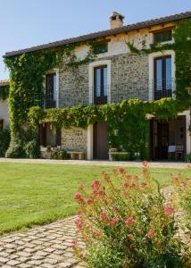 a stone house with ivy on the side of it at Casa Sarasa in Berdún