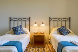 dos camas sentadas una al lado de la otra en una habitación en Casa Sarasa, en Berdún
