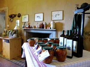 ヴォルテッラにあるHoliday Home in Volterra with Pool and Terraceのワインのボトルが数本置かれたテーブル