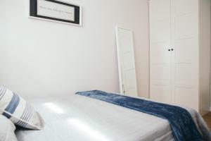 A bed or beds in a room at Estilo nordico Sardinero