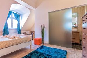 1 dormitorio con cama y alfombra azul en Luxury Paulay street Apartment, en Budapest