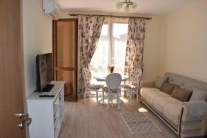 A television and/or entertainment centre at Cascadas Ravda - Gorgeous 2 bedrooms family apartment