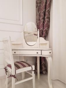 ウフタにあるОптимальの鏡付き化粧台、椅子
