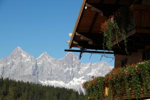 Vista generica sulle montagne o vista sulle montagne dall'interno dell'affittacamere