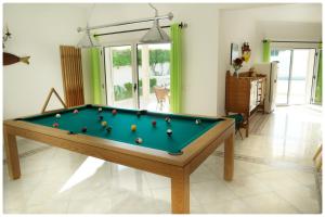 a pool table in a living room at Casa do Mar in Albufeira