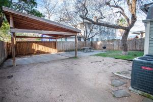 einen Pavillon mit einem Picknicktisch im Hinterhof in der Unterkunft Cozy Downtown 2BA/1BA Historic House - Casa Verde in San Antonio