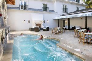 dos personas en una piscina en un hotel en Mirbeau Inn & Spa, Rhinebeck, en Rhinebeck