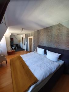um quarto com uma cama grande e uma parede de tijolos em Hotel Restaurant Zum Holländer Hof em Bad Arolsen