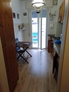 eine Küche mit einem Tisch und einem Esszimmer in der Unterkunft Azzurra casa vacanza in Ventimiglia