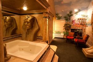 חדר רחצה ב-Black Swan Inn Luxurious Theme Rooms