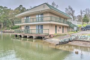 una casa su un molo vicino a un corpo d'acqua di Couples Retreat on Lake Hamilton with Boat Ramp! a Hot Springs
