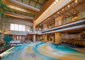 - une grande piscine dans un grand bâtiment dans l'établissement Musashi, à Shirahama