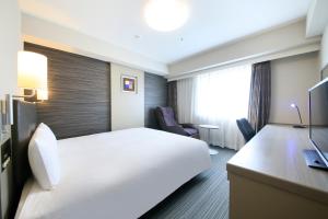 Postel nebo postele na pokoji v ubytování Daiwa Roynet Hotel Tokyo Osaki