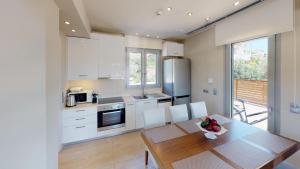 Elounda Spa Villa Crete - Ultimate Luxury Resort tesisinde mutfak veya mini mutfak
