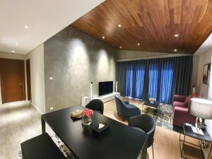 - un salon avec une table, des chaises et un canapé dans l'établissement Orchid Boutique Hotel & Apartment, à Hô-Chi-Minh-Ville