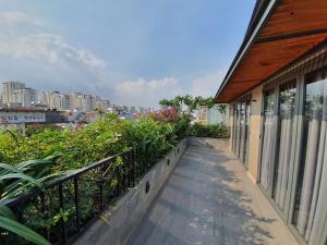 een balkon van een gebouw met planten erop bij Orchid Boutique Hotel & Apartment in Ho Chi Minh-stad