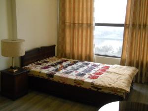 - une chambre avec un lit doté d'une couette dans l'établissement DON'S bedroom for only 1 male guest, à Hô-Chi-Minh-Ville