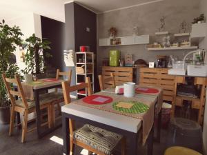 uma cozinha com mesa e cadeiras e uma cozinha com balcão em Affittacamere Borgo Sabbionara em Monselice