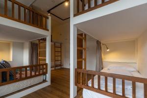 Двухъярусная кровать или двухъярусные кровати в номере Cozy House Hostel