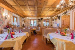 restauracja ze stołami i krzesłami w pokoju w obiekcie Hotel - Pension Ötzmooshof w mieście Sankt Johann im Pongau