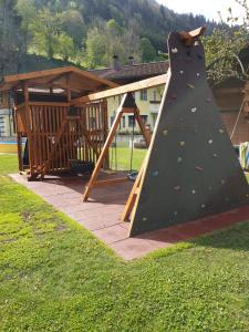 Plac zabaw dla dzieci w obiekcie Hotel - Pension Ötzmooshof