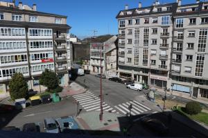 Una vista aérea de una calle de la ciudad con edificios. en FOROPLAZA Porta San Pedro Pleno Centro Vistas Muralla, en Lugo