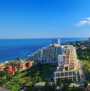 uma vista aérea de um grande edifício perto do oceano em Apartamenti u morya v Arkadii em Odessa