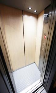 cabina doccia in camera con finestra di Cozy Apartment close to Cornavin Train Station and lake a Ginevra Altre 2 foto