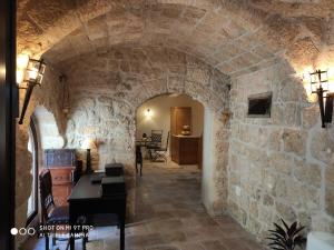 un couloir dans un château avec un mur en pierre dans l'établissement Porolithos Boutique Hotel, à Rhodes