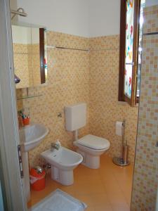 une salle de bains avec toilettes et lavabo dans l'établissement Blue apartment, à Marina di Castagneto Carducci