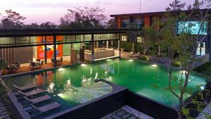 uma piscina no meio de uma casa em Sappaya Hotel By Lotus Valley Golf Resort em Chachoengsao