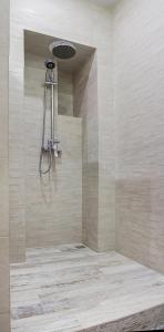 オデッサにあるApartamenti u morya v Arkadiiのバスルーム(シャワー、シャワーヘッド付)が備わります。
