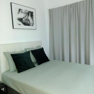 1 dormitorio con 1 cama blanca y ventana en Tomarhousing - Garden en Tomar