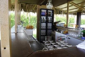 um bar com copos de vinho no balcão em ApartHotel Playa Oliva em Oliva